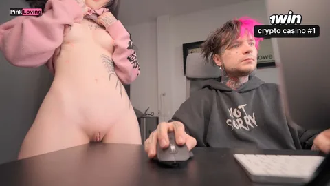I play, she fucks the table — womb madness or what? 🤷‍♀️