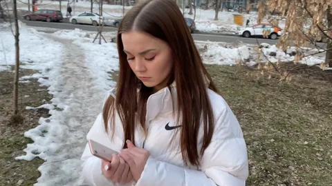 Guy broke iPhone, so she sucks a stranger π±