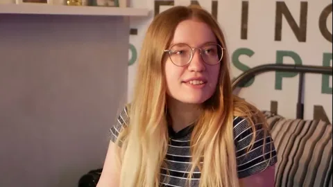 Eva Elfie explains why girls love or hate blowjobs — frame