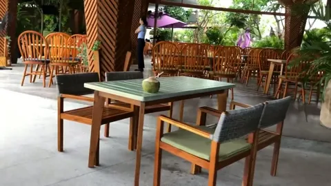 Guy tricks stubborn Russian girl on vacation — frame