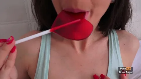 Slim 18-year-old offers her soft pussy to guy — frame