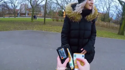 Fan spots Eva Elfie, pays for a blowjob 😈 — frame