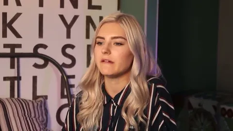 Eva Elfie explains why girls love or hate blowjobs — frame