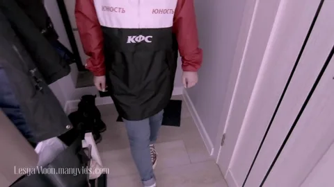 Delivery girl gets fucked instead of pizza π β frame