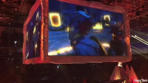 Moscow blonde sucks gamer at Dota 2 tournament — frame