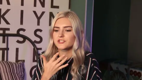 Eva Elfie explains why girls love or hate blowjobs — frame