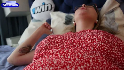 Saw friend’s mom without panties and came in her 😱 — frame