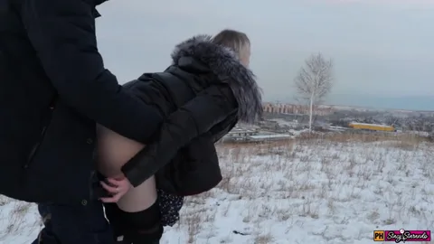 Instagram girl blew stranger outdoors for taking her pic — frame