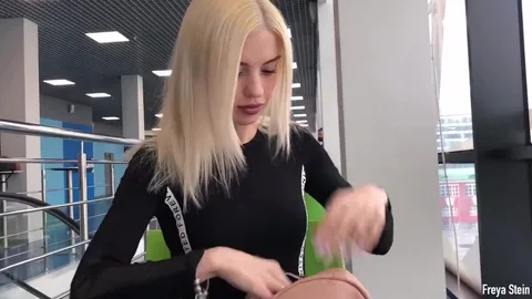 Moscow blonde sucks gamer at Dota 2 tournament — frame